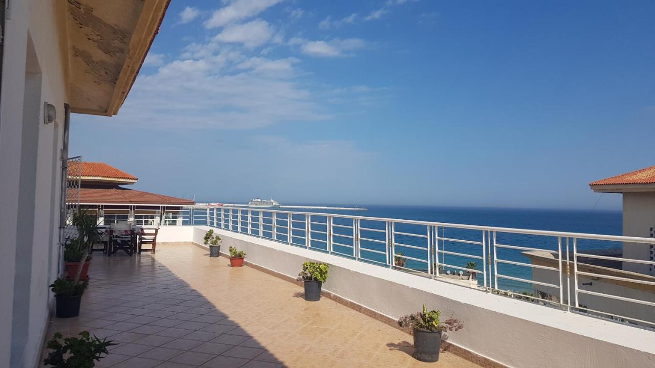 Appartement 2 Chbres Bord De Mer Avec Option Piscine Ete Avec Wifi Sur Corniche De Tanger Luaran gambar